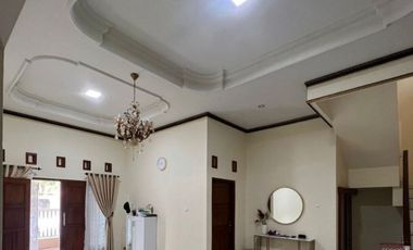 Rumah nyaman 2 Lt dalam perumahan di kota Solo