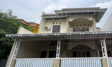 Rumah nyaman 2 Lt dalam perumahan di kota Solo