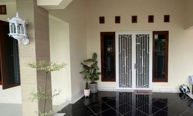 Rumah nyaman 2 Lt dalam perumahan di kota Solo