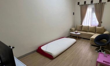 Rumah nyaman 2 Lt dalam perumahan di kota Solo