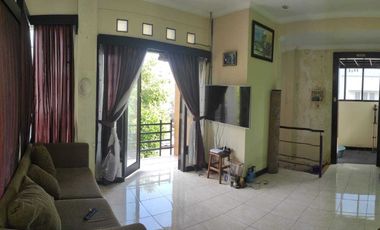 Rumah lantai 2 di kompleks Meninting Regency