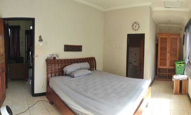 Rumah lantai 2 di kompleks Meninting Regency