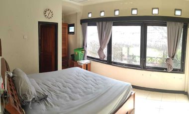 Rumah lantai 2 di kompleks Meninting Regency