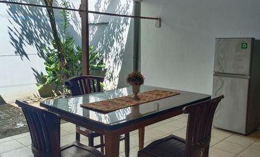 Disewakan bulanan Rumah Asri dalam Kota, full isi, 2 K Tidur.