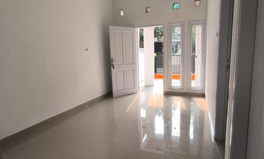 Rumah Terawat Siap Huni Kawasan Blok Favorit di Taman Kopo Indah 3