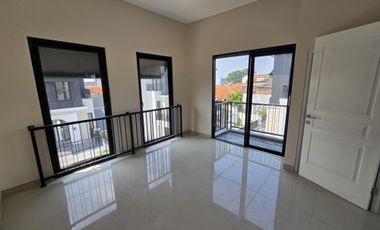 Siap Huni! Rumah 3 Lantai Mewah di De Villa Telaga Bodas