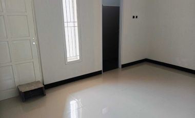 Rumah Dekat ke Mainroad Komplek di Taman Kopo Indah 1 Ada 2 Unit