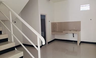 Rumah Dekat ke Mainroad Komplek di Taman Kopo Indah 1 Ada 2 Unit