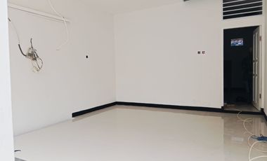 Rumah Dekat ke Mainroad Komplek di Taman Kopo Indah 1 Ada 2 Unit