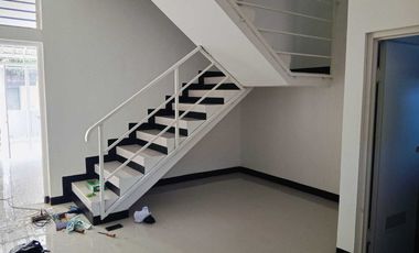 Rumah Dekat ke Mainroad Komplek di Taman Kopo Indah 1 Ada 2 Unit