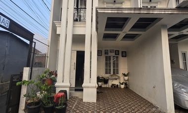 DIJUAL RUMAH SECOND RASA BARU SEMI FURNISH di Depok