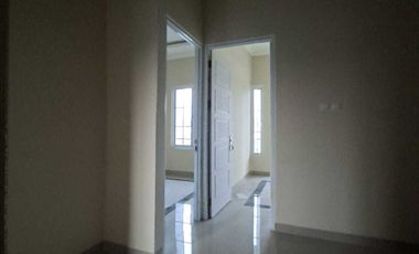 DIJUAL RUMAH SECOND RASA BARU SEMI FURNISH di Depok