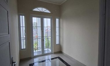 DIJUAL RUMAH SECOND RASA BARU SEMI FURNISH di Depok