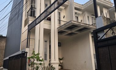 DIJUAL RUMAH SECOND RASA BARU SEMI FURNISH di Depok