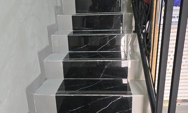 DIJUAL RUMAH SECOND RASA BARU SEMI FURNISH di Depok