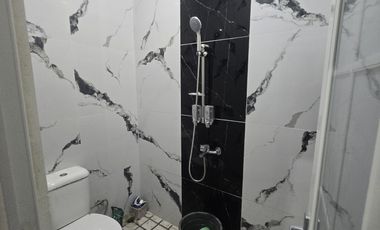 DIJUAL RUMAH SECOND RASA BARU SEMI FURNISH di Depok