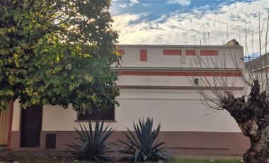 Venta casa 4 ambientes en Bernal Oeste