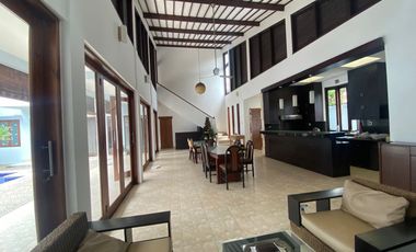 villa di nusa dua, 5 kmr tdr, lingkungan villa, ruangan besar