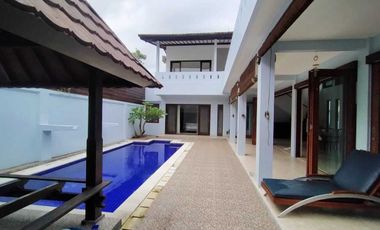 villa di nusa dua, 5 kmr tdr, lingkungan villa, ruangan besar
