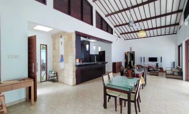 villa di nusa dua, 5 kmr tdr, lingkungan villa, ruangan besar