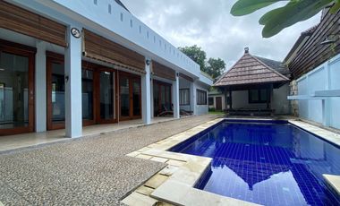 villa di nusa dua, 5 kmr tdr, lingkungan villa, ruangan besar
