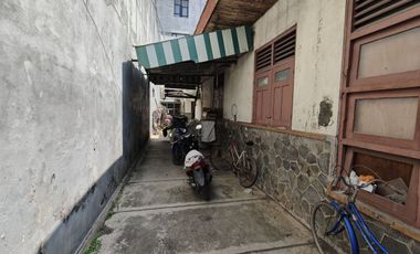 Rumah di Kaprabon solo kota lokasi strategis pinggir jalan