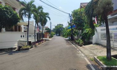 Rumah Modern 2,5 lantai 274mtr Private Pool Cipinang Elok