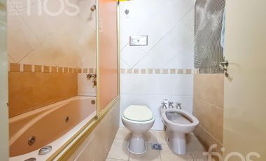 VENTA DUPLEX DE CUATRO DORMITORIOS MAS COMODIN EN BARRIO MARTIN