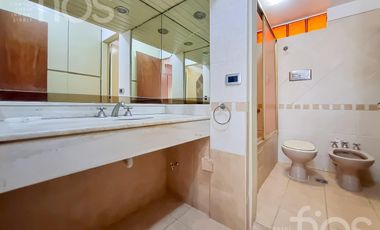 VENTA DUPLEX DE CUATRO DORMITORIOS MAS COMODIN EN BARRIO MARTIN