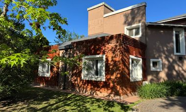 Casa en  Abril Club de Campo