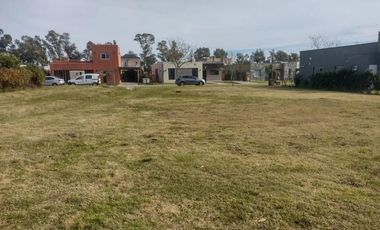 Lote con fondo a espacio verde. Santa Emilia, Pilar del Este