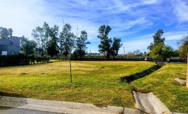 Lote con fondo a espacio verde. Santa Emilia, Pilar del Este