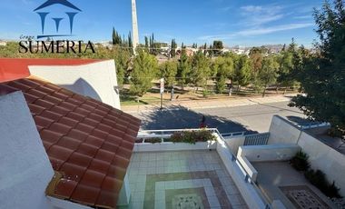 Departamento de dos plantas semi amueblado en Quintas del Sol frente a parque