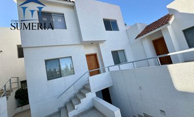 Departamento de dos plantas semi amueblado en Quintas del Sol frente a parque