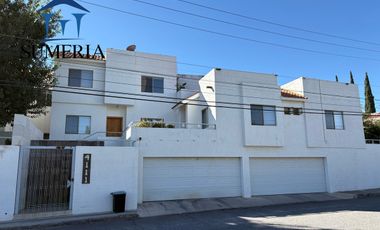 Departamento de dos plantas semi amueblado en Quintas del Sol frente a parque