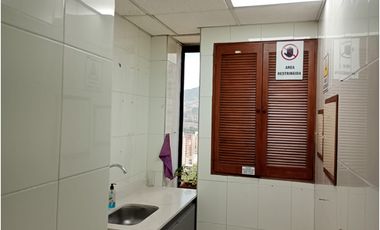 SE ARRIENDA OFICINA POBLADO