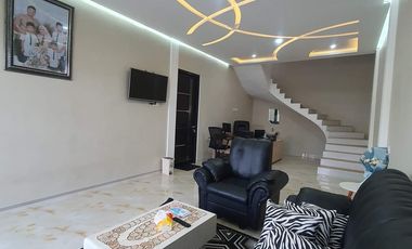 Dijual Rumah 2 Lantai,  1 KT , 2 KM Luas 243M² SHM