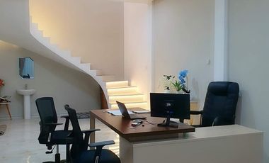 Dijual Rumah 2 Lantai,  1 KT , 2 KM Luas 243M² SHM