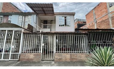 Casa bifamiliar de dos pisos en venta - Barrio El Sembrador, Palmira