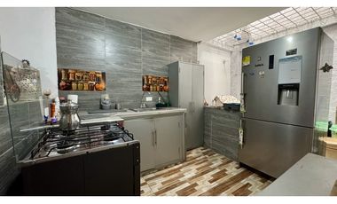 Casa bifamiliar de dos pisos en venta - Barrio El Sembrador, Palmira