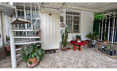 Casa bifamiliar de dos pisos en venta - Barrio El Sembrador, Palmira