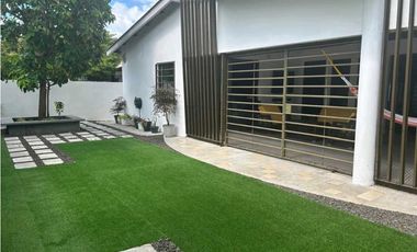 VENTA DE AMPLIA CASA EN CHANIS CON EXCELENTES ACABADOS