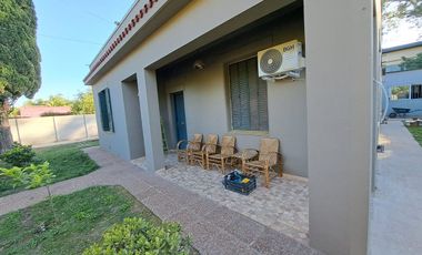 2 CASAS EN VENTA EN LONGCHAMPS CON PARQUE