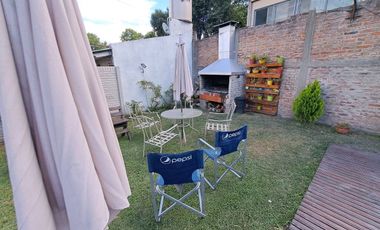 2 CASAS EN VENTA EN LONGCHAMPS CON PARQUE