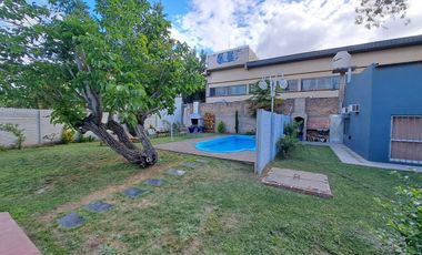 2 CASAS EN VENTA EN LONGCHAMPS CON PARQUE