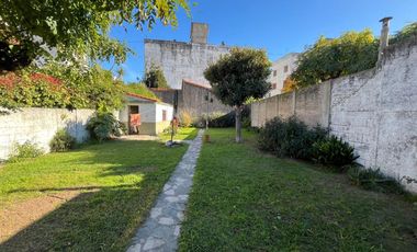 Venta casa 4 ambientes, parque y cochera en Bernal