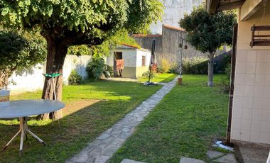 Venta casa 4 ambientes, parque y cochera en Bernal