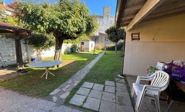 Venta casa 4 ambientes, parque y cochera en Bernal