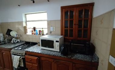Venta casa 4 ambientes, parque y cochera en Bernal