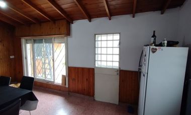Venta casa 4 ambientes, parque y cochera en Bernal